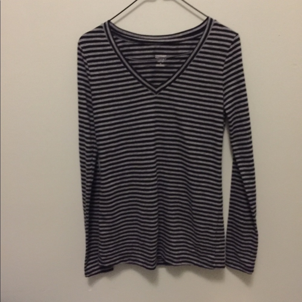 Long sleeve black and white top